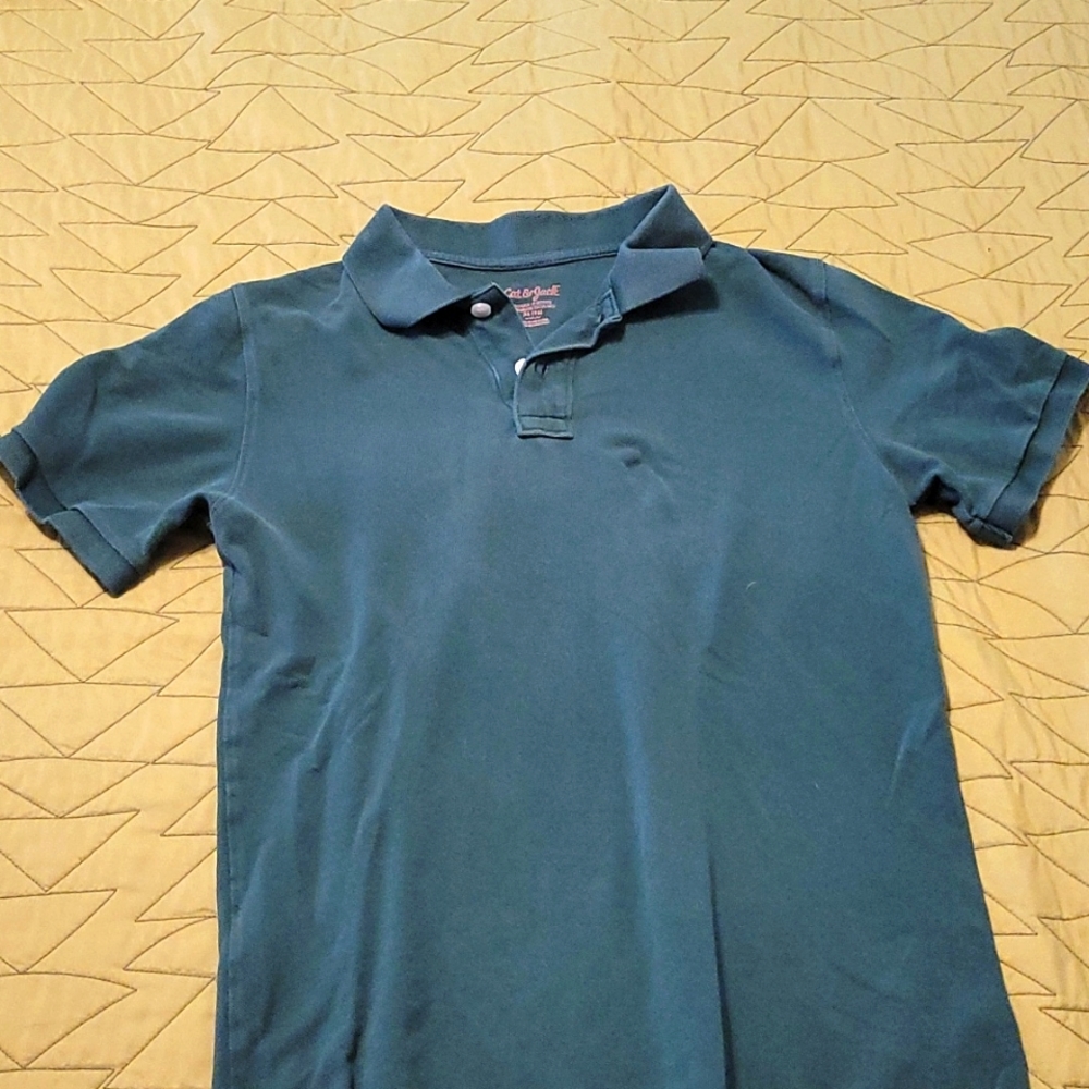 Gren polo style shirt, good for school